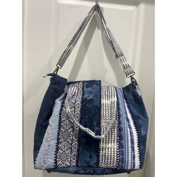 Demdaco Weekender Indigo Blue Stripe 23 x 15 Recycled Denim Fabric Duffel Bag - Picture 2 of 9